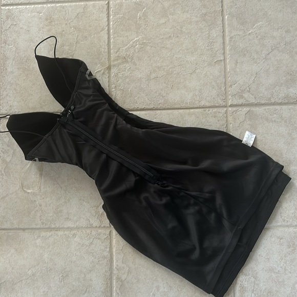 Windsor Black Plunge Neckline Dress - Picture 13 of 13